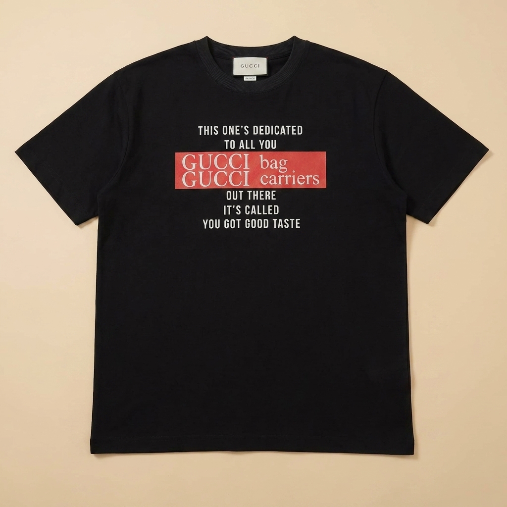 T-shirt usata nera con stampa rossa e scritte bianche