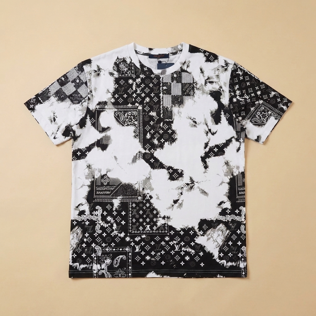 T-shirt usata bianca e nera con stampa bandana all-over