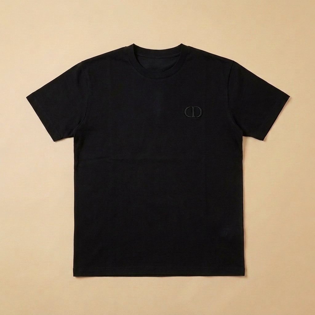 T-shirt usata nera con piccolo logo tono su tono