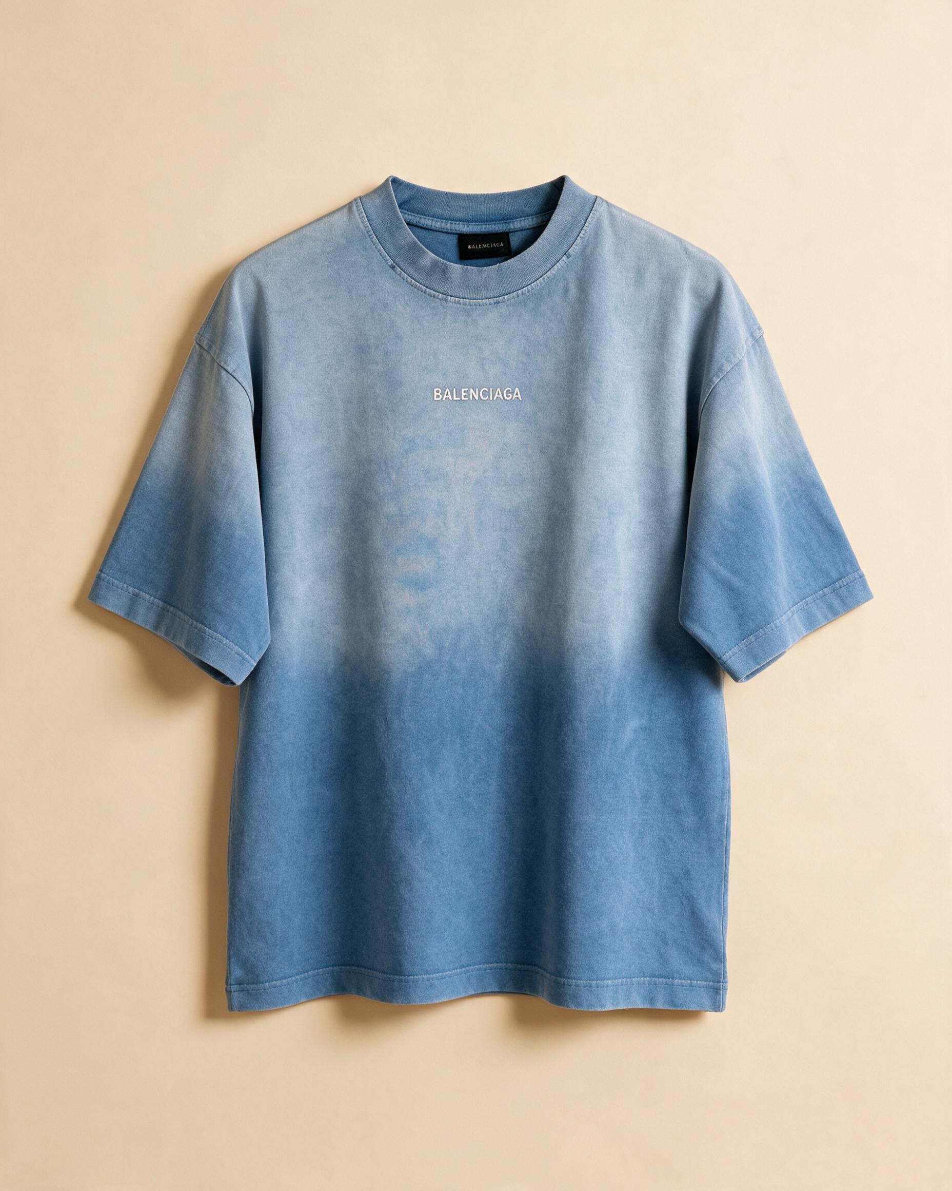 T-shirt usata effetto sfumato celeste con ricami frontale e posteriore