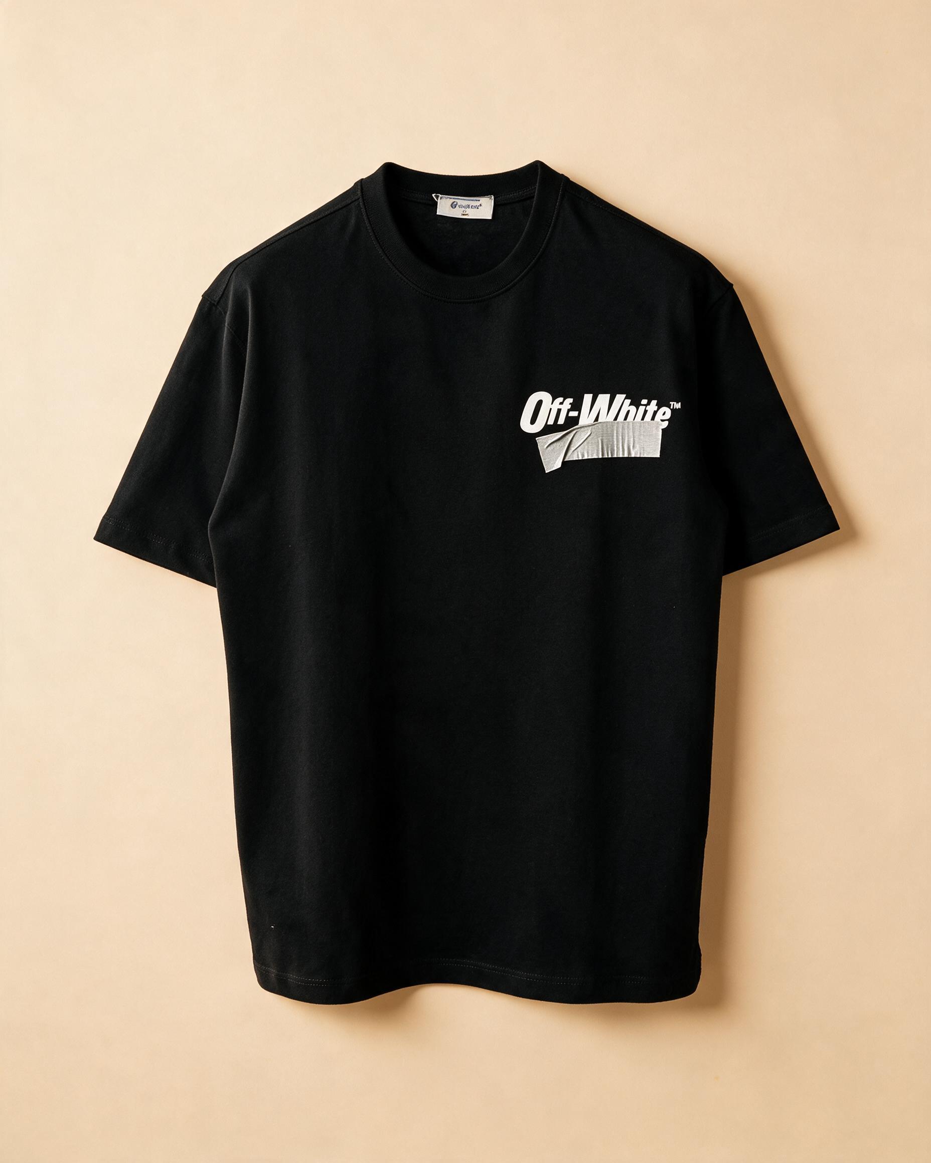 T-shirt usata nera con logo sul petto