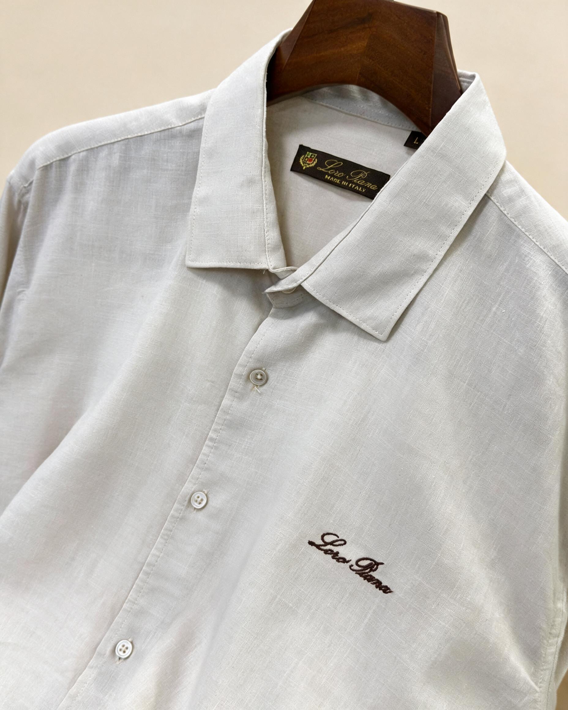 Camicia usata beige chiaro con ricamo sul petto e cartellino appeso
