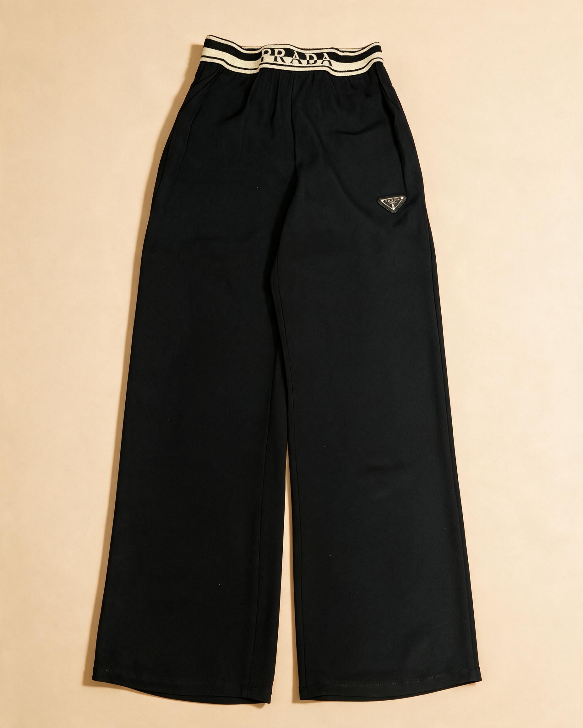 Pantalone a gamba larga usato con dettagli a contrasto in vita