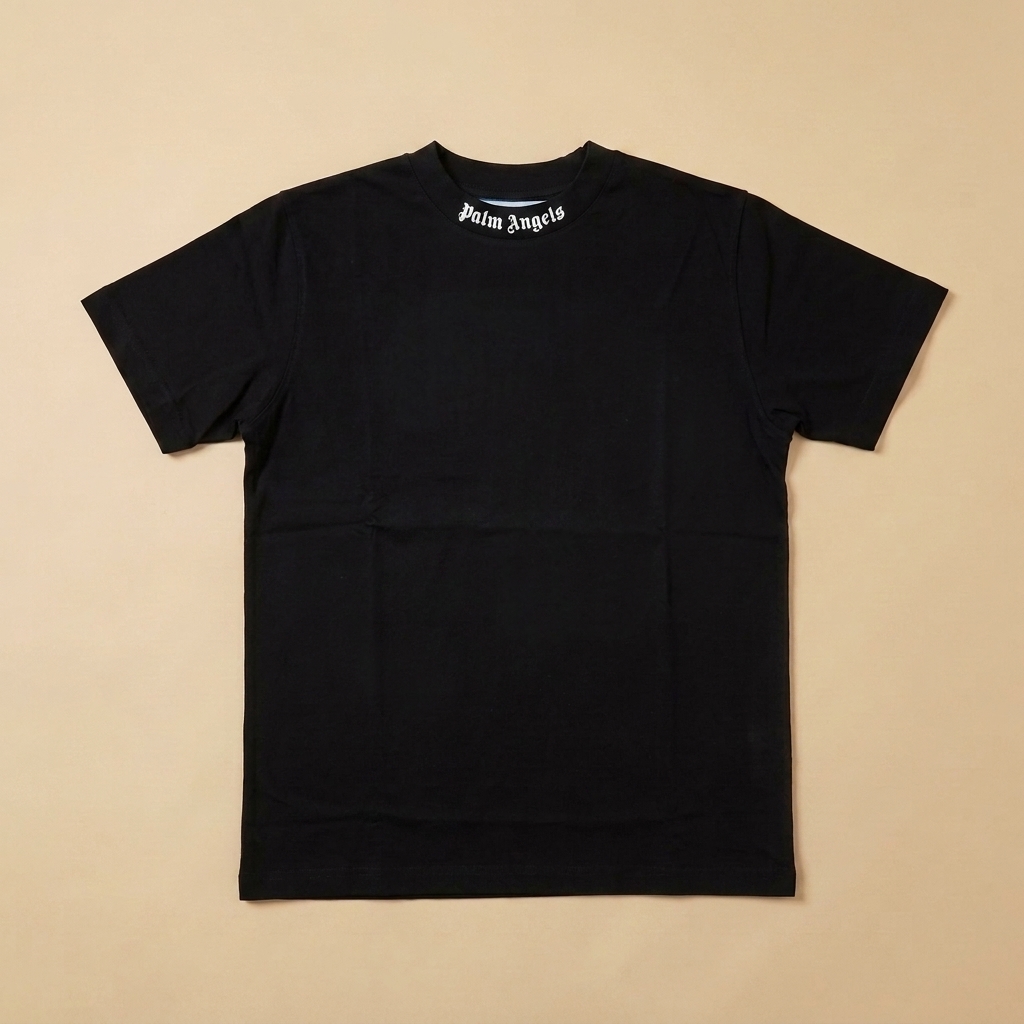 T-shirt usata nera con scritta bianca sul colletto