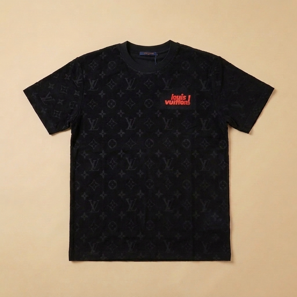 T-shirt usata nera con monogramma tono su tono e logo rosso